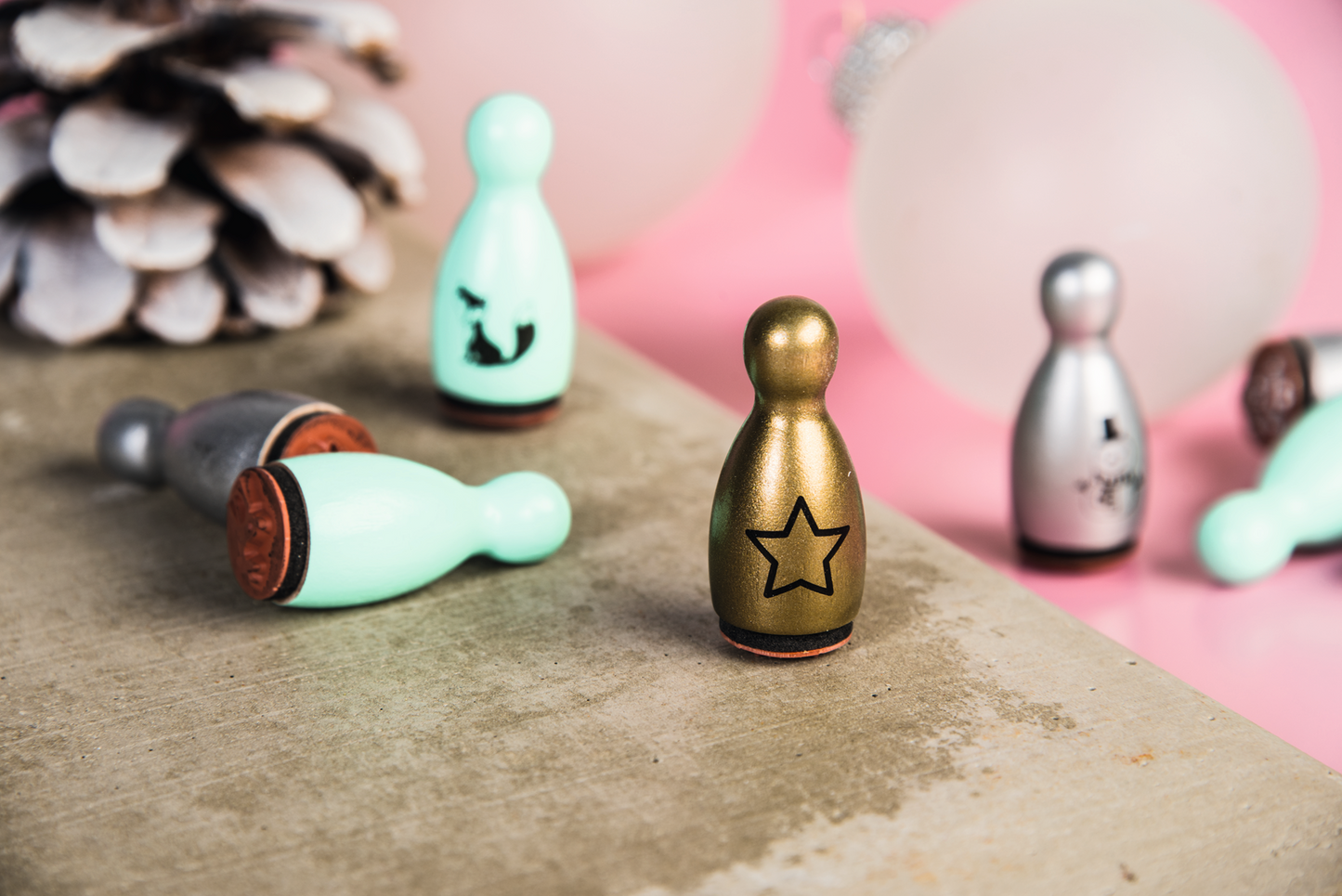 Heyda 204888655 | Stempel-Figuren | „Niko & Co.“ | Holz, farbig lackiert