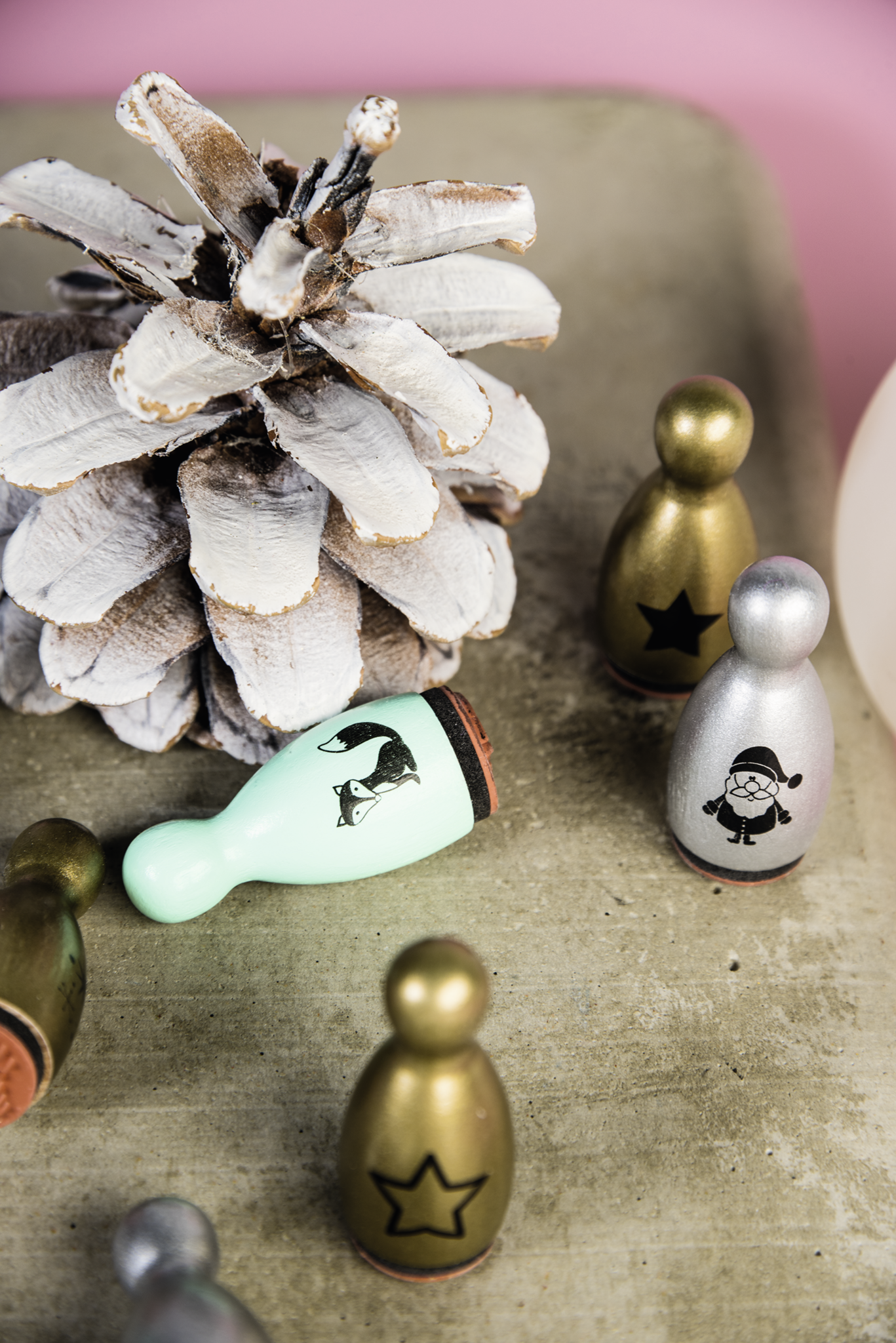 Heyda 204888655 | Stempel-Figuren | „Niko & Co.“ | Holz, farbig lackiert