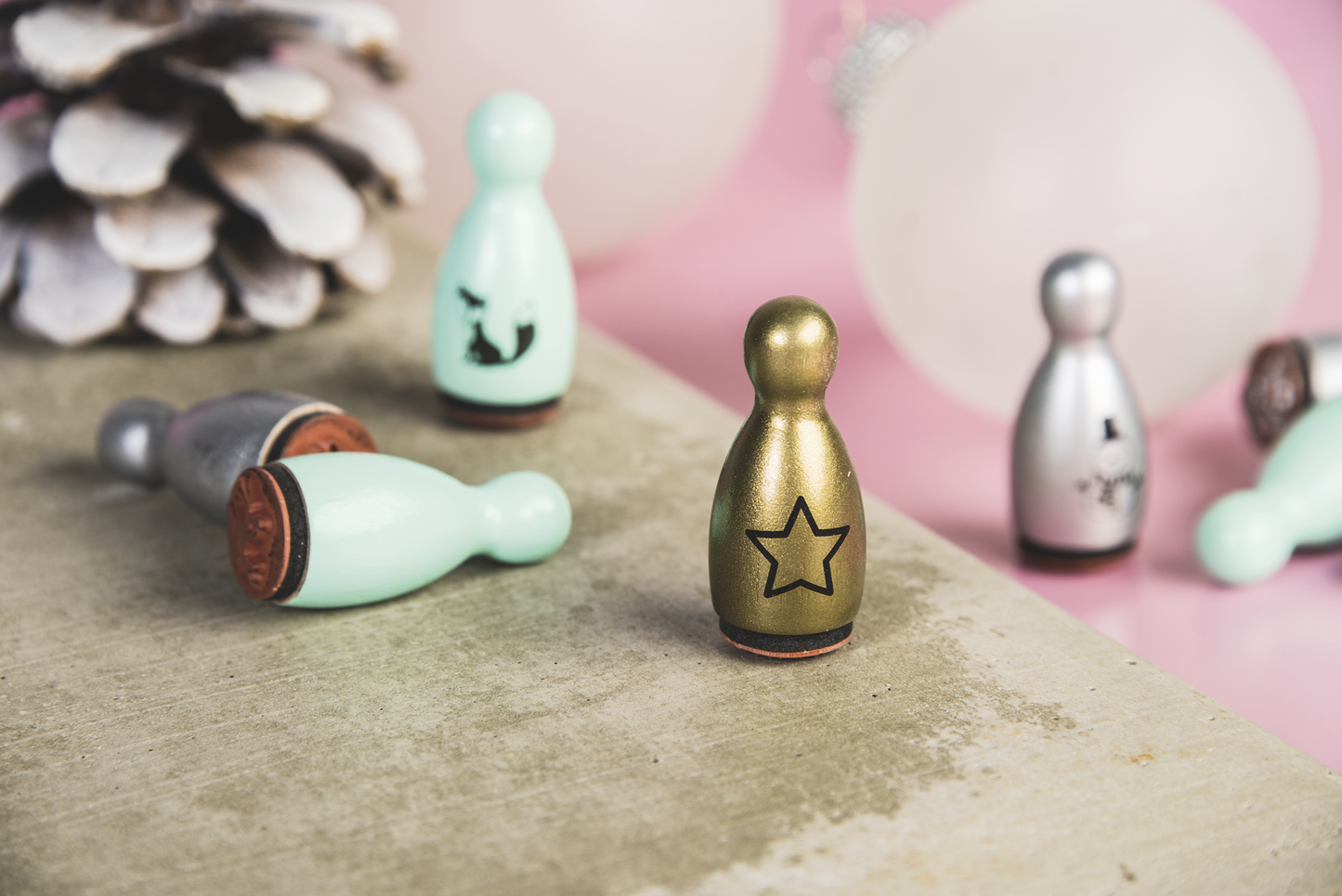 Heyda 204888655 | Stempel-Figuren | „Niko & Co.“ | Holz, farbig lackiert